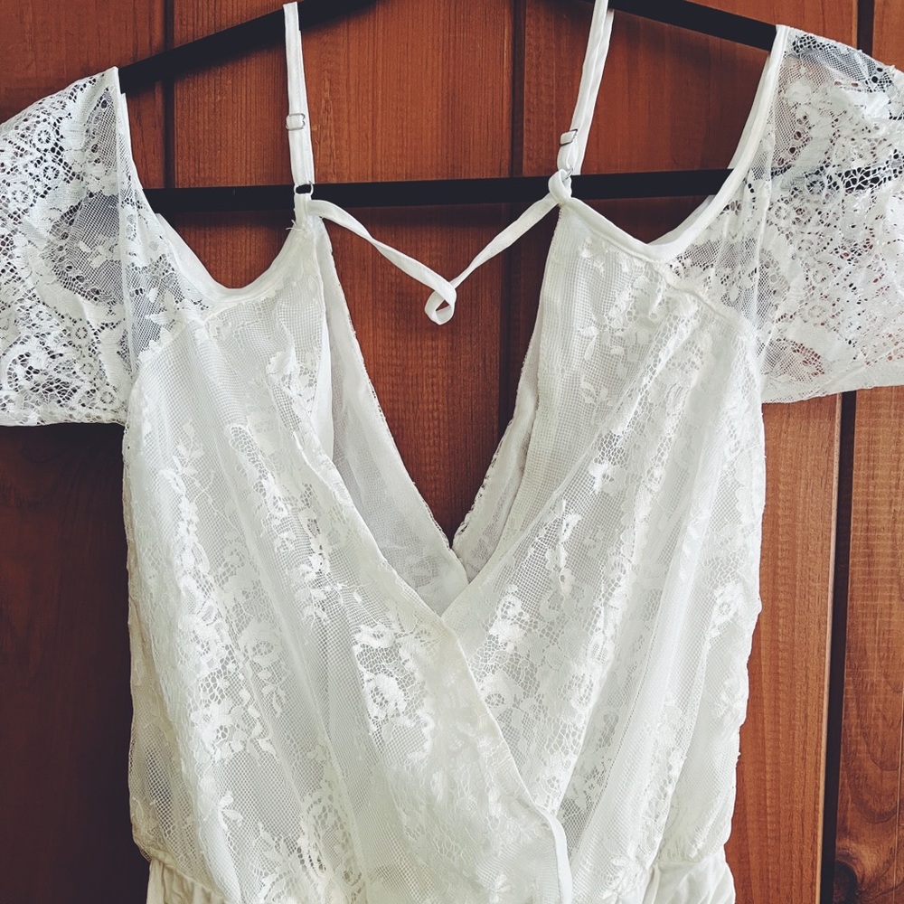 ❌ S O L D ❌ 
White lace Bodysuit